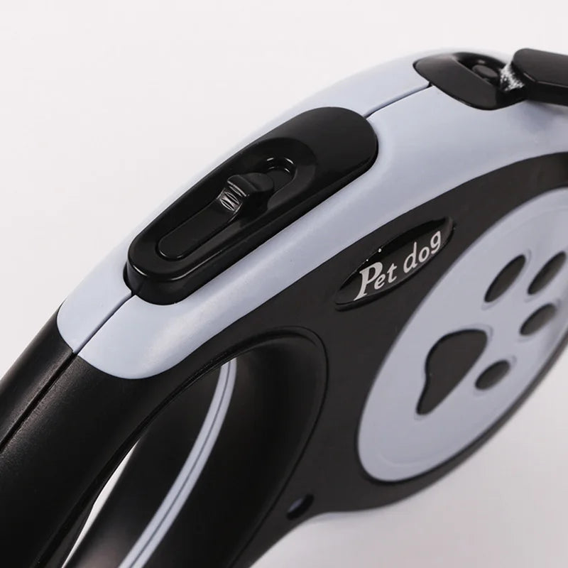 One-touch lock mechanism on a black retractable dog leash