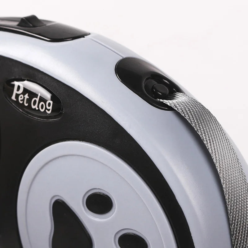 One-touch lock mechanism on a black retractable dog leash